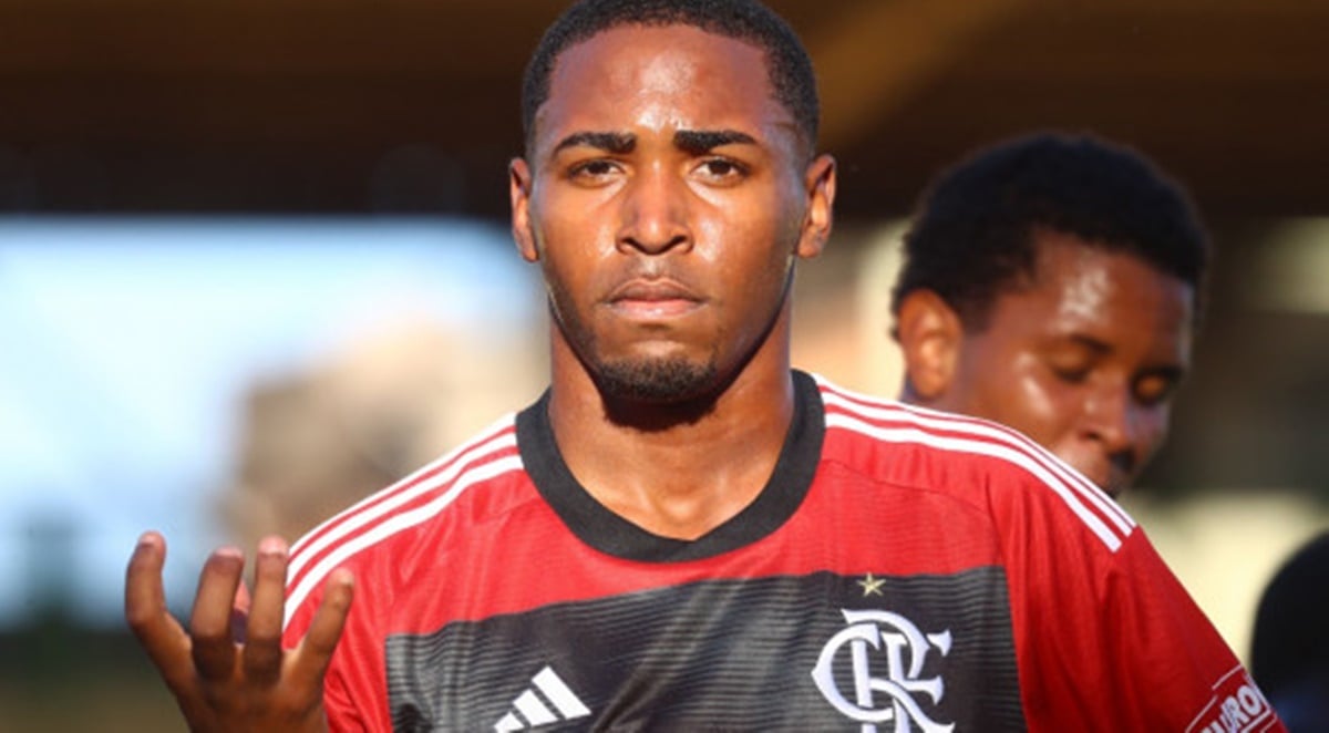 Lorran, de 17 anos, é cria da base do Flamengo e tem contrato renovado no Ninho do Urubu (Foto: Reprodução/ Gilvan de Souza/ CRF