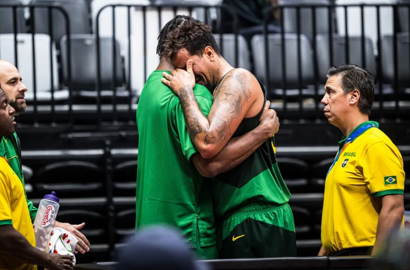 O jogador de basquete da seleção brasileira, Lucas Dias chorou após seu companheiro de equipe deixar a quadra chorando depois de lesão no joelho (Foto: Fiba)