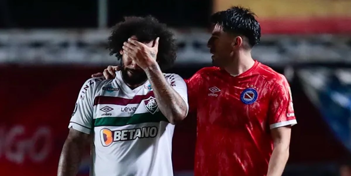 Marcelo é consolado por  Villalba após entrada dura que quebrou atleta adversário do Argentino Juniors (Foto: Reprodução/ Luciano González/ EFE)