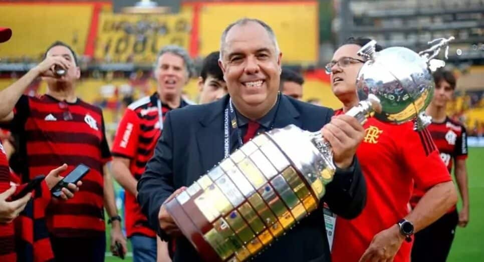 Marcos Braz segurando a taça da Libertadores pelo Flamengo (Foto: Reprodução/ Gilvan de Souza/ CRF)