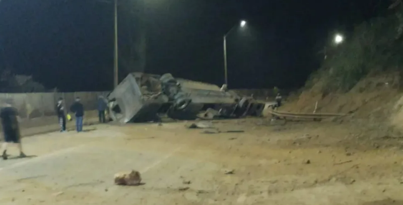 Ônibus com torcedores do clube de futebol do Corinthians capota e deixa 7 mortos (Foto: Redes Sociais)