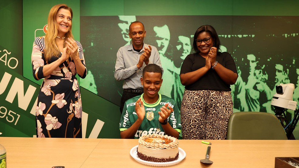 Leila Pereira, presidente do Palmeiras, Estevão e seus pais durante a assinatura do primeiro contrato profissional (Foto: Divulgação/Palmeiras)