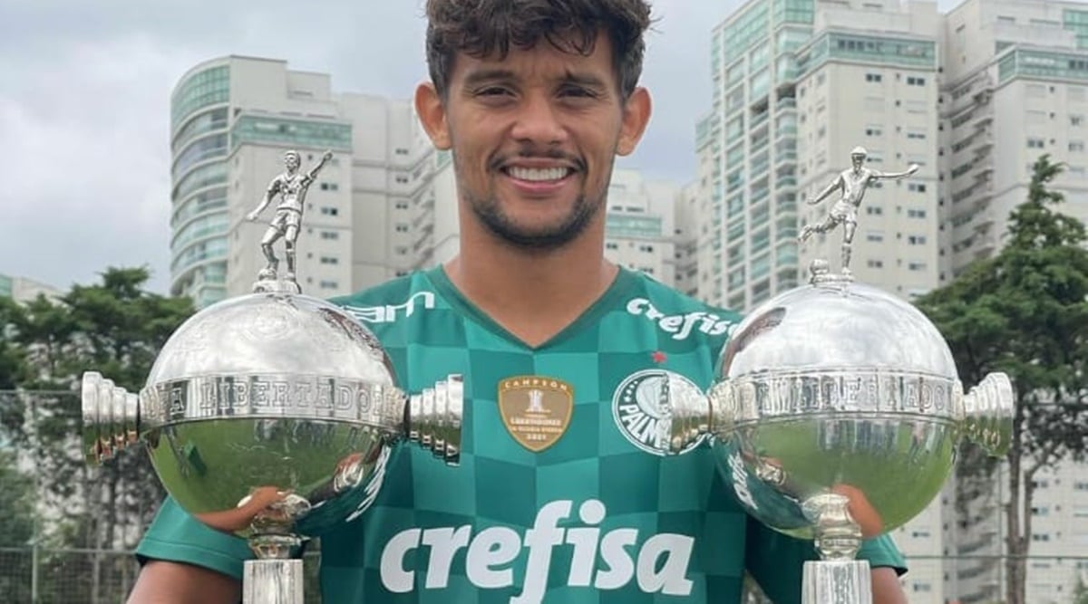 Gustavo Scarpa com duas taças de Campeão pelo Palmeiras (Foto: Repridução/ Instagram/ SEP)