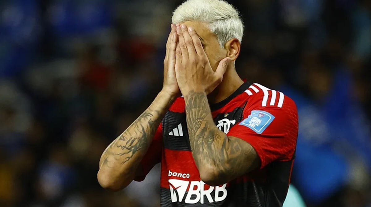 Pedro se lamenta após eliminação no Mundial de Clubes; Flamengo está compatindo no Brasileirão 2023 (Foto: Reprodução/ Reuters)