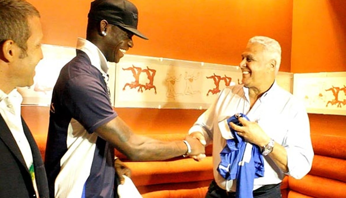 Roberto Dinamite entregou, em 2013, camisa do Vasco da Gama a Balotelli (Foto: Reprodução/ Internet)