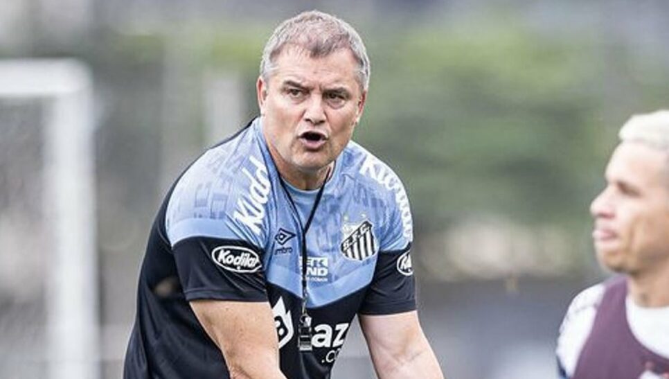 O treinador do clube de futebol praiano vem recebendo diversas críticas (Foto: Reprodução/ Raul Baretta/ Santos FC)