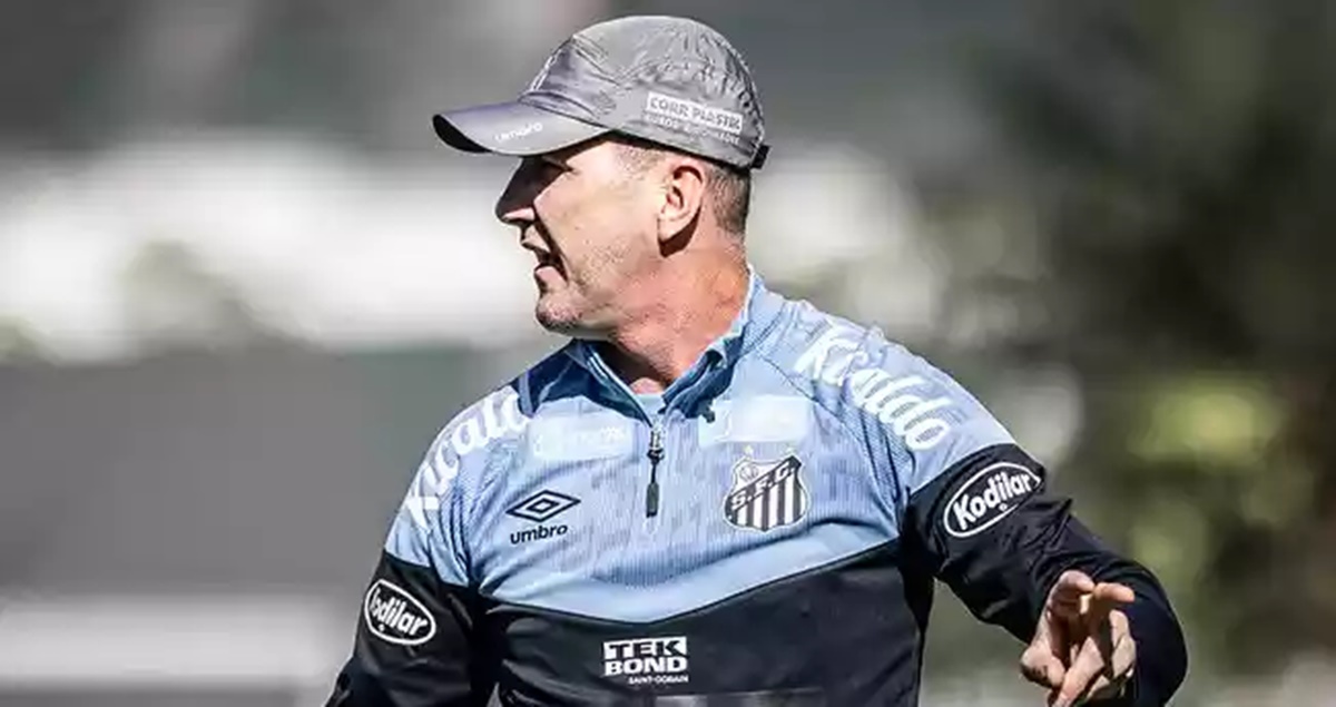 O treinador está com a corda no pescoço com apenas 1 vitória e derrotas consecutivas no Peixe (Foto: Reprodução/ Raul Baretta/ Santos FC)