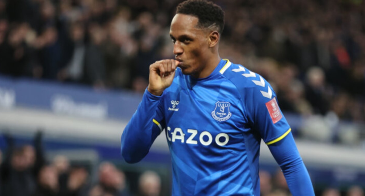 Yerry Mina está livre no mercado desde que encerrou vínculo com o Everton (Foto: Reprodução/ Getty Images)