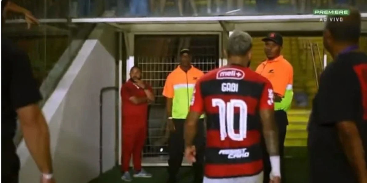 Gabigol saindo do campo após expulsão (Imagem Reprodução Internet)