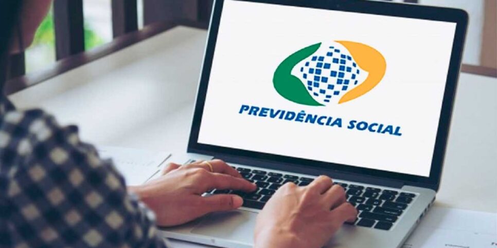 Pessoa acessando o site do INSS (Imagem Reprodução Internet)