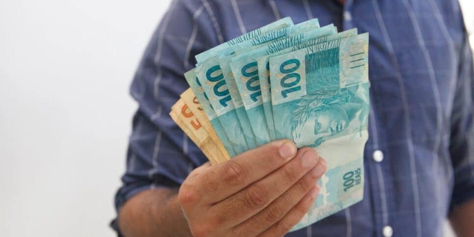 Milhares de brasileiros vão receber R$1320 (Imagem Reprodução Internet)