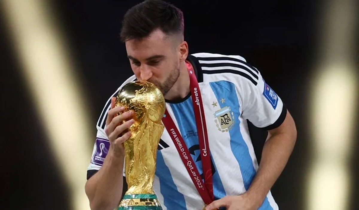 Nicolás Tagliafico beijando a taça da Copa do Mundo do Qatar, conquistada pela Seleção Argentina, em 2022 (Foto: Reprodução/ Instagram)