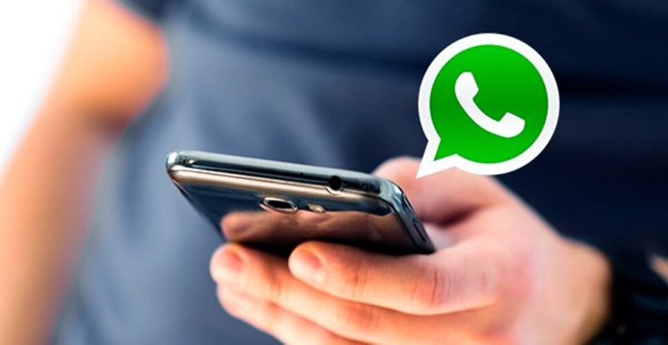 Usuário trocando mensagem no app do WhatsApp pelo smartphone (Foto: Reprodução/ Internet)