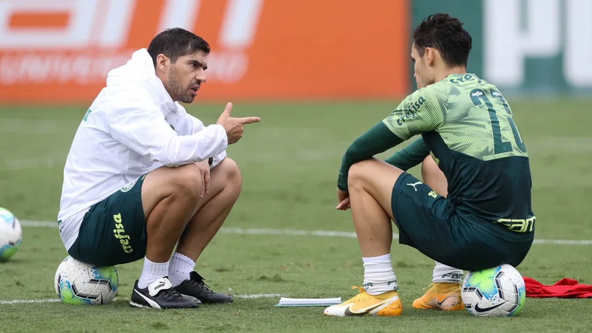 Abel Ferreira conversando com seu pupilo nos gramados do Palmeiras (Foto: Reprodução/ Cesar Greco/ SEP)