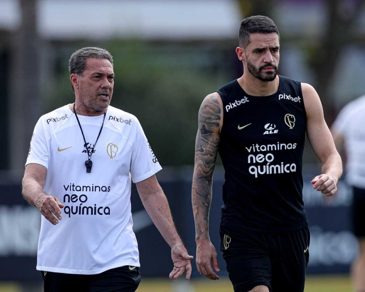 Renato Augusto com Luxemburgo durante treino do Corinthians (Foto: Rodrigo Coca/Ag. Corinthians)