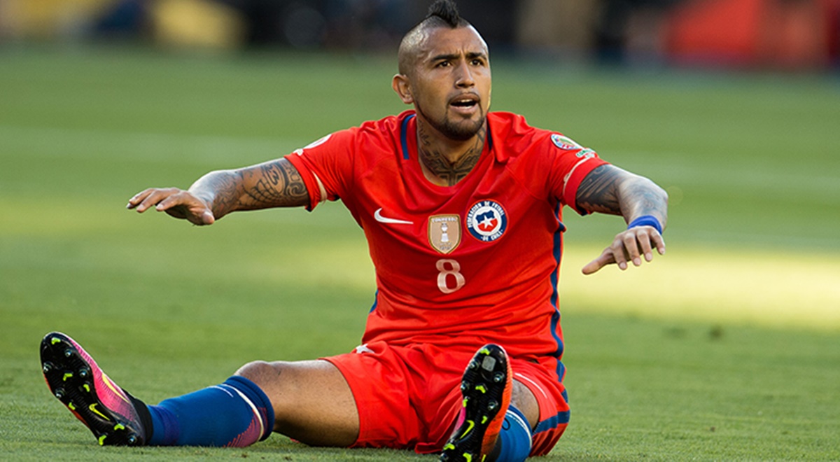 O jogador chileno vestindo a camisa de sua Seleção pelas eliminatórias da Copa; grave lesão acomete o astro (Foto: Reprodução/ GettyImages)