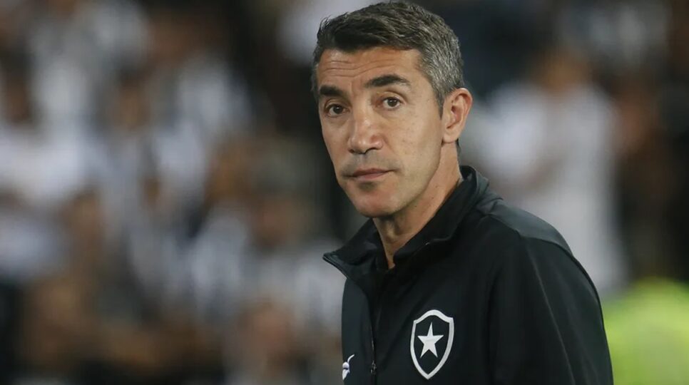 Bruno Lage afirma que protegeu elenco do Botafogo em coletiva (Foto: Reprodução/ Vítor Silva/ Botafogo)
