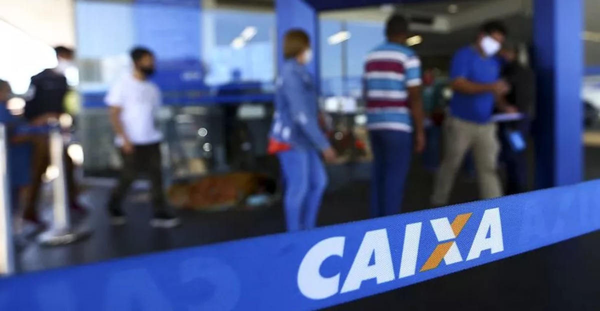 Fila na porta da agência da Caixa Econômica para saque nos caixas eletrônicos (Foto: Reprodução/ Marcelo Camargo/ Agência Brasil)