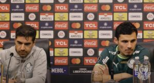 Abel Ferreira e Raphael Veiga em coletiva de imprensa após empate na Libertadores (Foto: Reprodução/ TV Palmeiras)