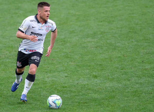 O famoso jogador de futebol do Cruzeiro fez acordo com o Timão (Foto: Reprodução)