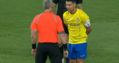 Imagem do post Cristiano Ronaldo perde a paciência durante jogo, grita e enfrenta árbitro