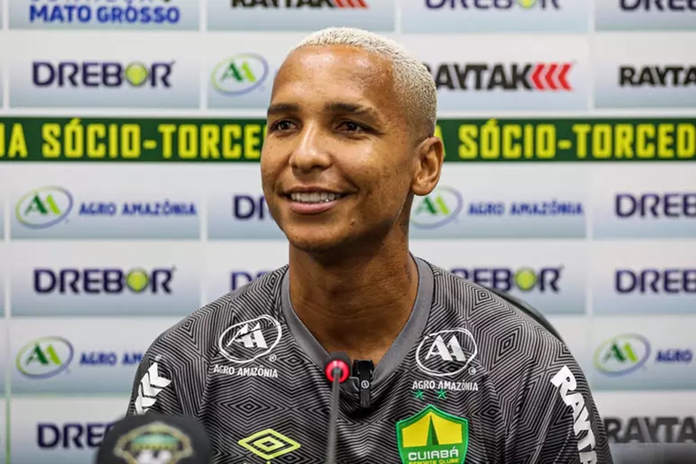 Deyverson em coletiva de imprensa (Foto: Reprodução/ AssCom Dourado/ Esporte News Mundo)