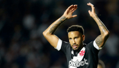 Jair não esconde chateação após expulsão e pede apoio do Vasco (Foto: Reprodução)