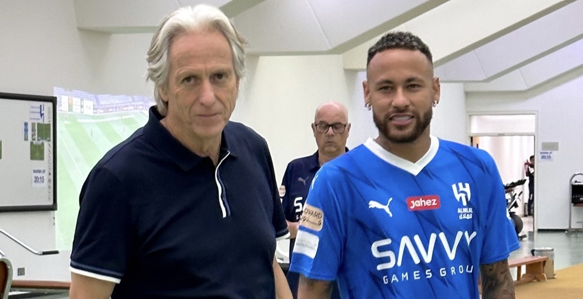 O técnico Jorge Jesus, ex-Flamengo, comanda time saudita e conta com o camisa 10 da Seleção e mais 2 jogadores brasileiros no elenco (Foto: Reprodução/ Divulgação/ Al-Hilal)