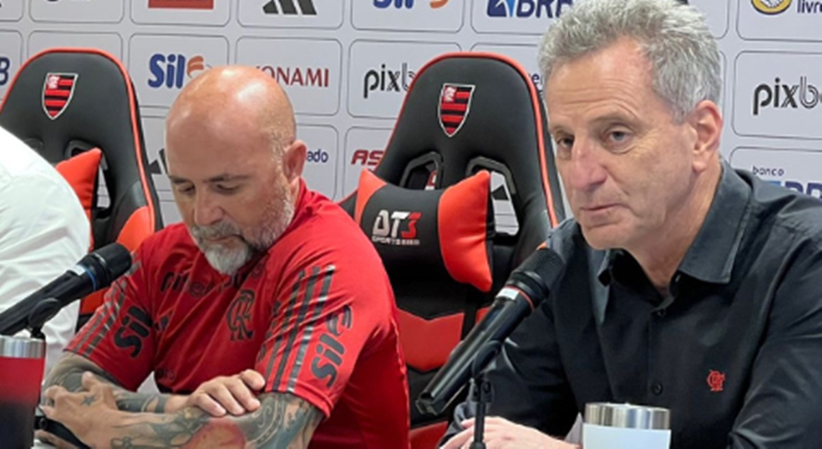 Jorge Sampaoli e Rodolfo Landim, em coletiva de imprensa (Foto: Reprodução/ Vitor Beloti/ Coluna do Fla)