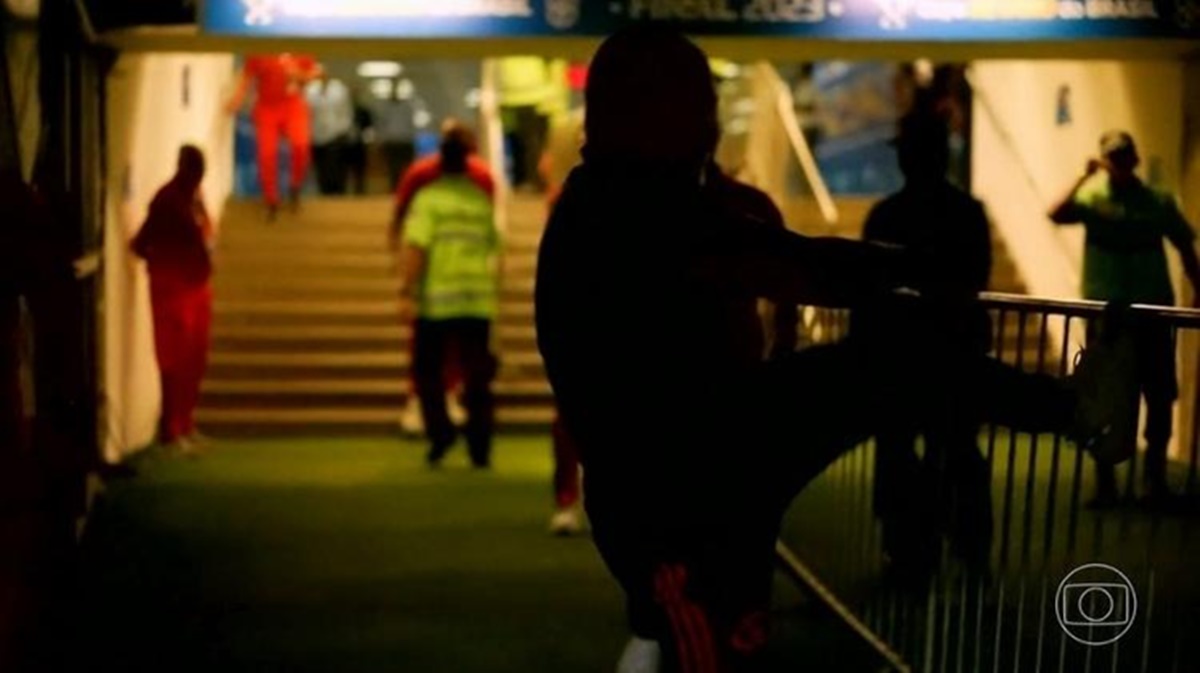 Jorge Sampaoli surta e chuta grade nos corredores do Maracanã (Foto: Reprodução/ TV Globo)