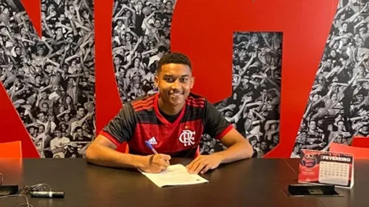 O jovem jogador Joshua, é garantido ao Flamengo e assina seu primeiro contrato profissional (Foto: Reprodução/ Divulgação/ CRF)