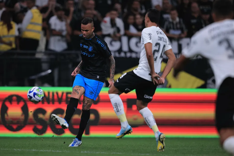 Luan ouve xingamentos e é vaiado pela torcida do Corinthians (Foto: Ettore Chiereguini/AGIF)