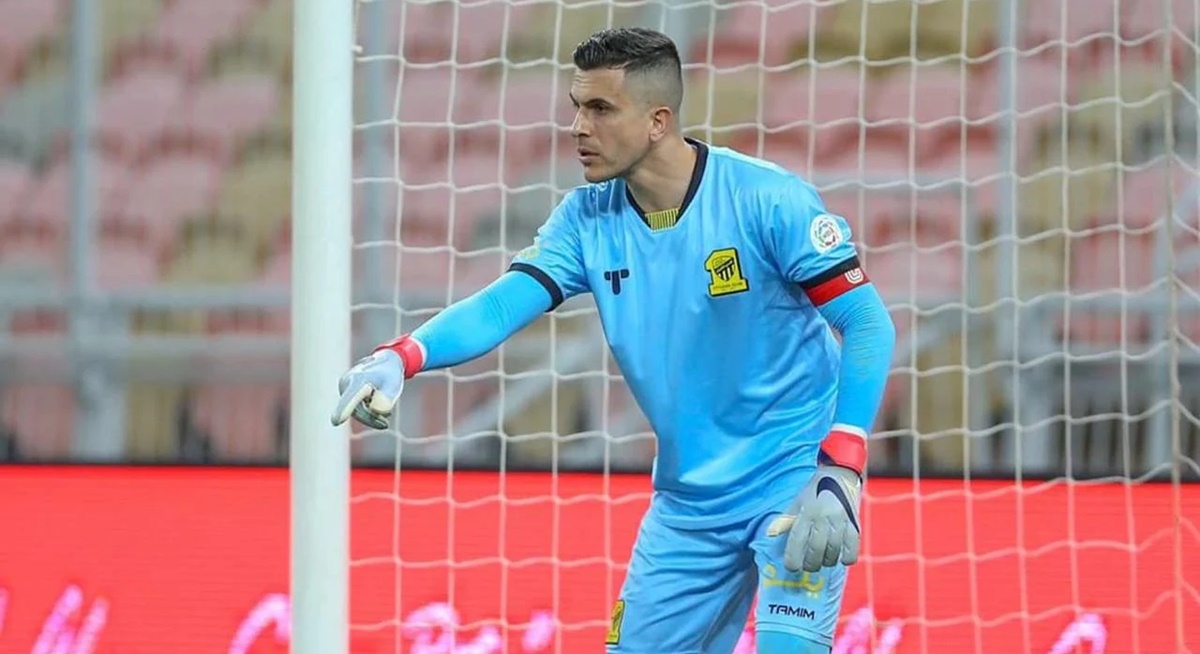 O goleiro defendendo o Al-Ittihad (Foto: Reprodução/ GettyImages)