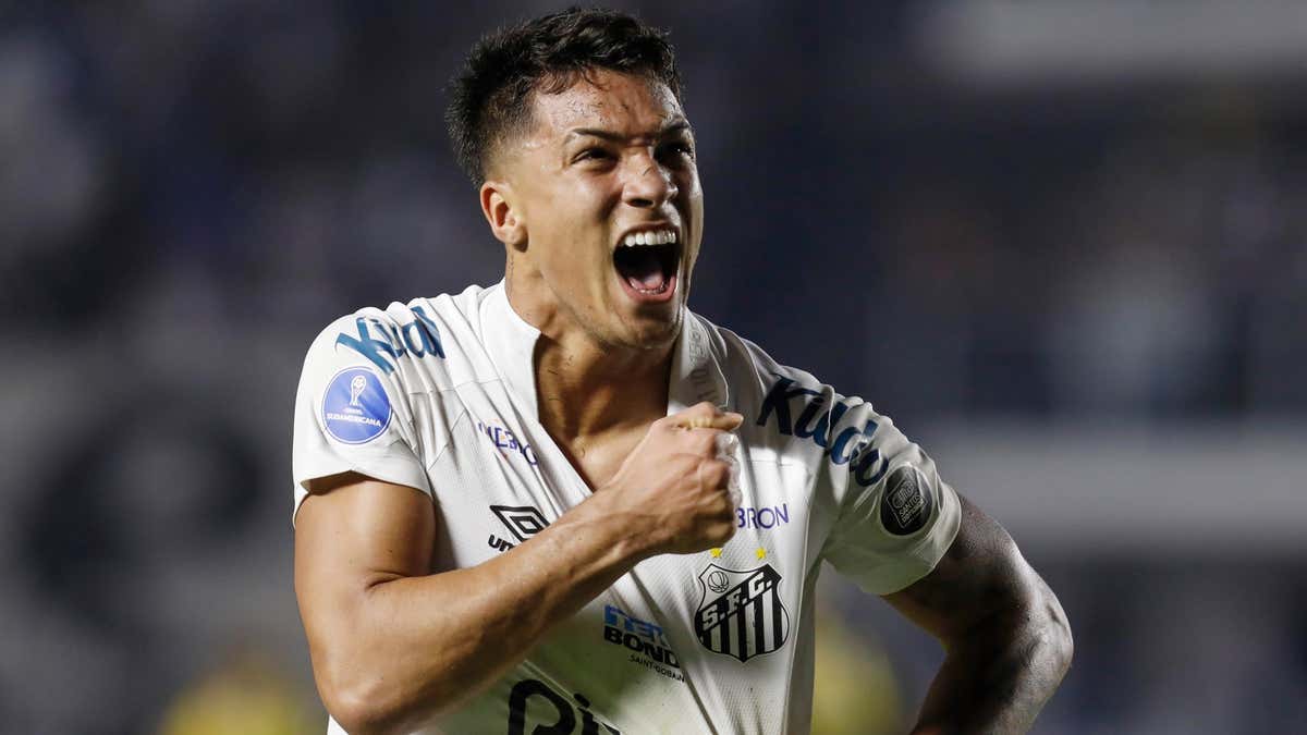 Marcos Leonardo demonstra amor pela camisa do Santos e se torna atacante empenhado no Brasileirão (Foto: Reprodução/ GettyImages)