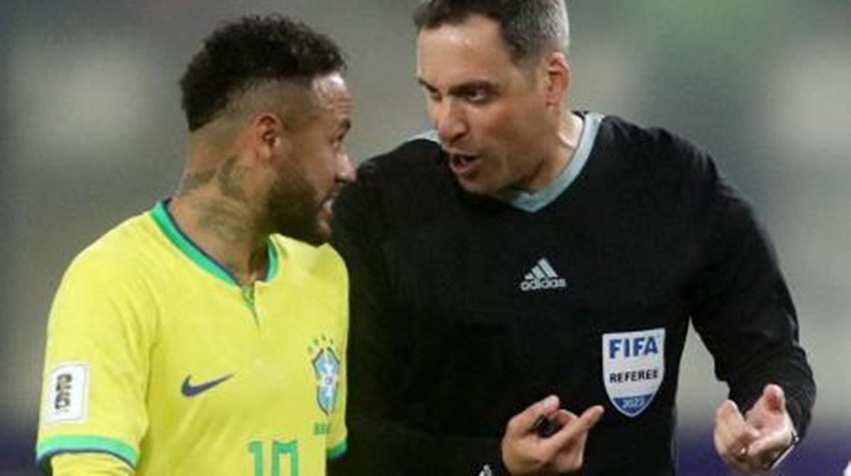 Neymar assume primeiro impedimento ao árbitro argentino, Fernando Rapallini (Foto: Reprodução/ Sebastian Castaneda/ Reuters)