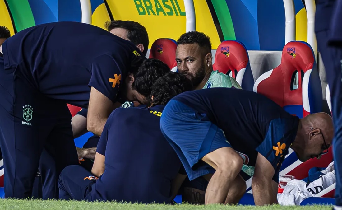 O camisa 10 da Seleção sendo atendido por equipe médica da Seleção após queda (Foto: Reprodução/ Pedro Martins / Foto FC)