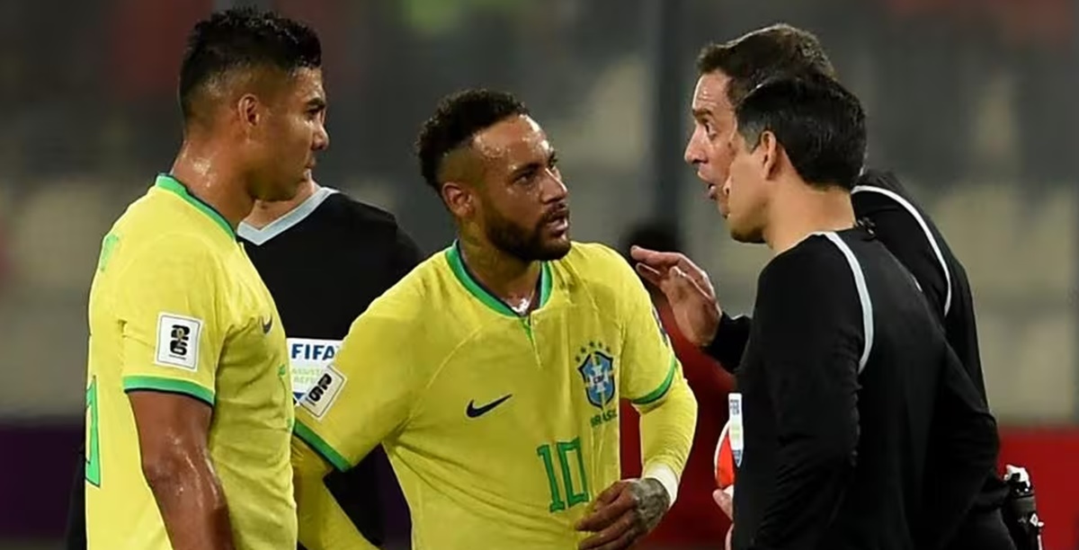 Casemiro, capitão da Seleção Brasileira, e Neymar, se reúnem com a arbitragem após gol impedido (Foto: Reprodução/ Premier)