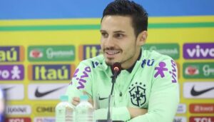 Raphael Veiga, um dos maiores astros do Palmeiras, em coletiva de imprensa para a Seleção Brasileira (Foto: Reprodução/ Vitor Silva/ CBF/ Esporte News Mundo)