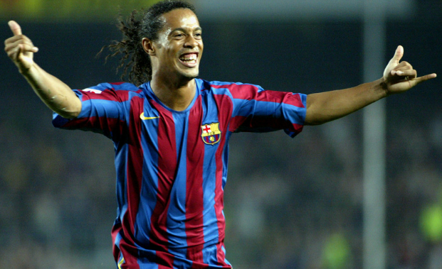 Ronaldinho Gaúcho foge de fã que invadiu jogo do Barça Legends (Foto: Reprodução)