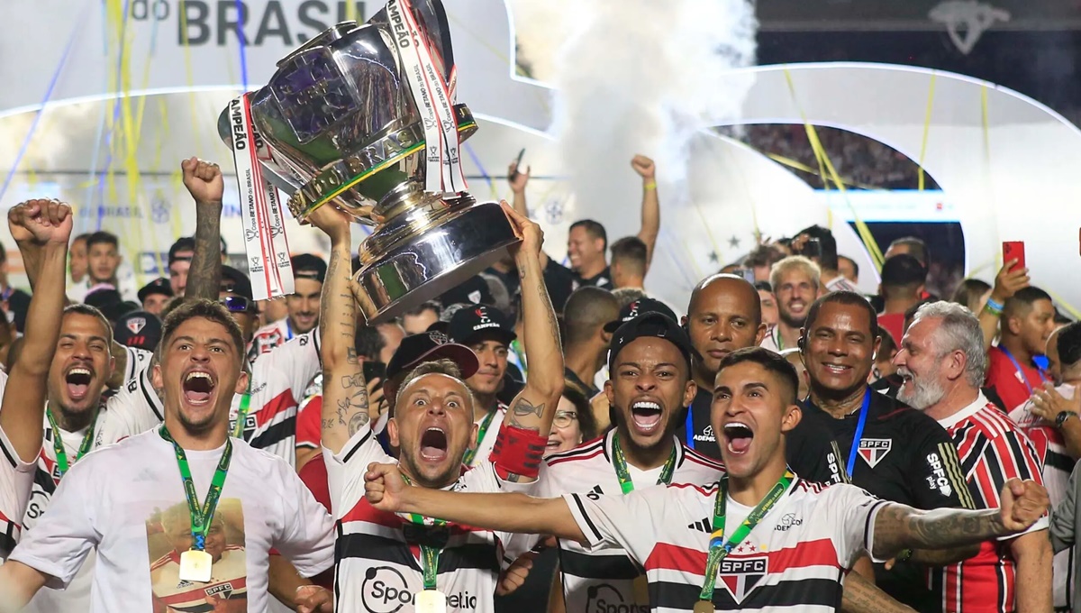 Rafinha ergue a taça de campeão da Copa do Brasil 2023 do São Paulo (Foto: Reprodução/ Fernando Roberto/ Lance!)