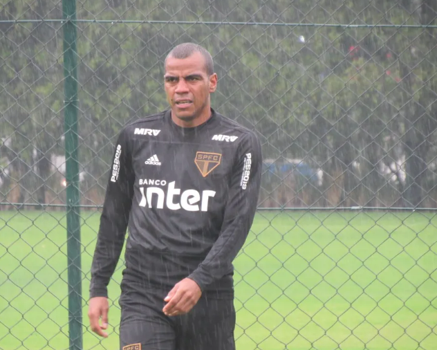 O famoso jogador de futebol falou sobre os problemas que a dependência química trouxeram para sua vida (Foto: Reprodução)