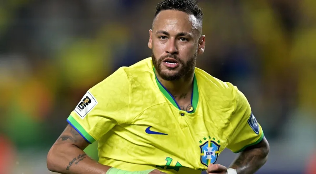 Neymar joga pela Seleção Brasileira e também é atual contratado do Al-Hilal, após saída do PSG (Foto: Reprodução/ Pedro Vilela/ Getty Images)