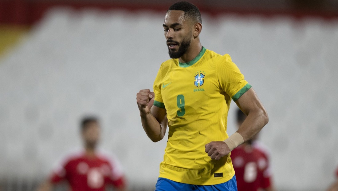 Matheus Cunha, da Seleção Brasileira, é visto autografando camisa do Grêmio e repercute na torcida (Foto: Reprodução/ Lucas Figueiredo/ CBF)