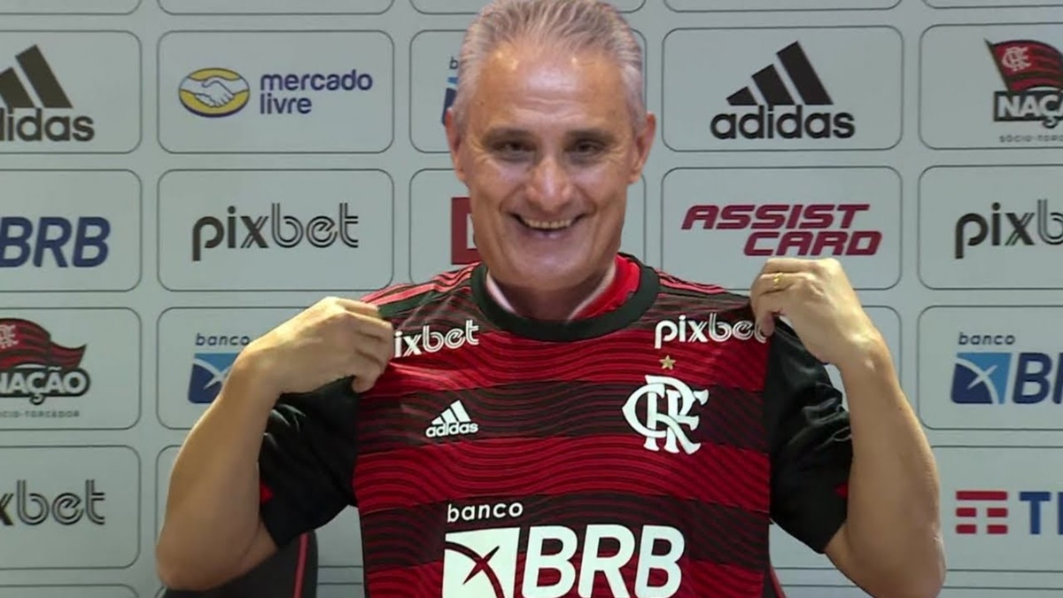 O técnico Tite vestindo a camisa do Flamengo; há chances dele ser substituto de Sampaoli (Foto: Reprodução/ CRF/ Montagem/ Internet/ YouTube)