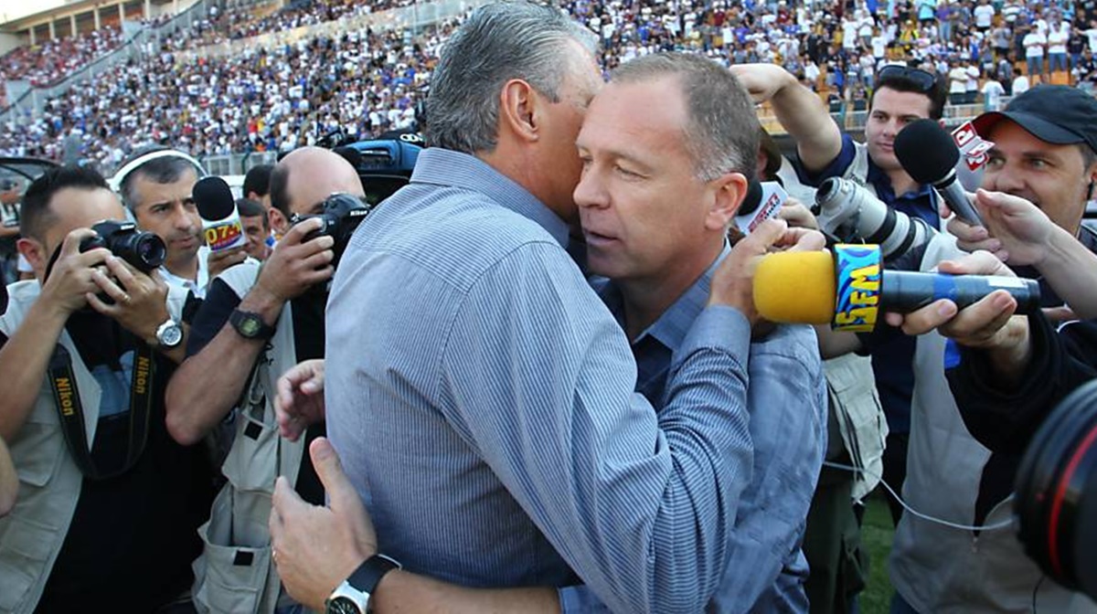 Tite em um abraço carinhoso com Mano Menezes: Hoje ambos são cogitados ao Timão (Foto: Reprodução/ Internet/ GettyImages)