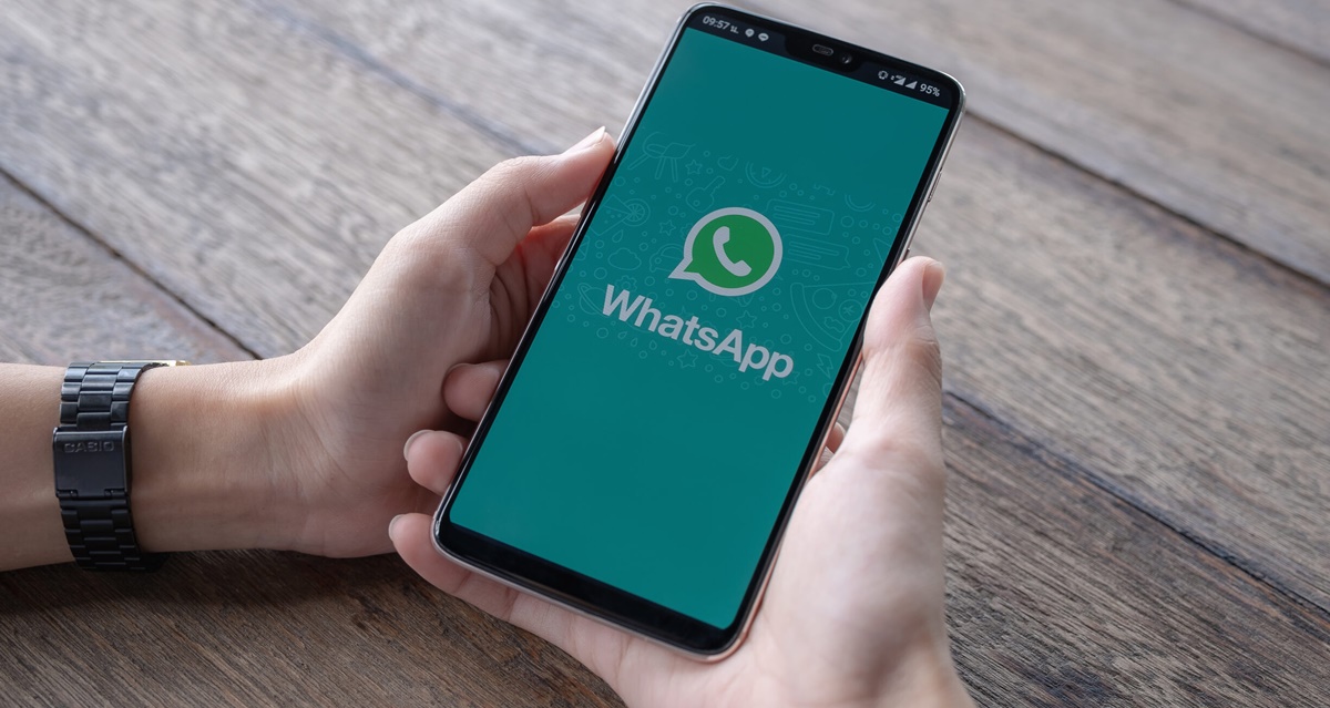 Usuário do WhatsApp acessando ele no celular com uso de dados móveis (Foto: Reprodução/ Internet)