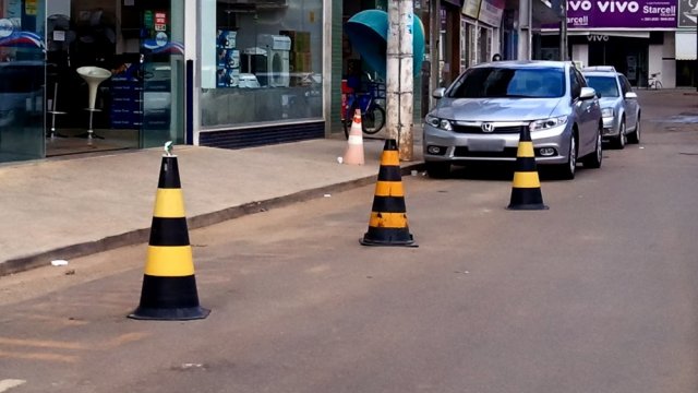 Não é raro a gente ver um espaço público com cones impedindo o estacionamento de veículos (Imagem: Reprodução)