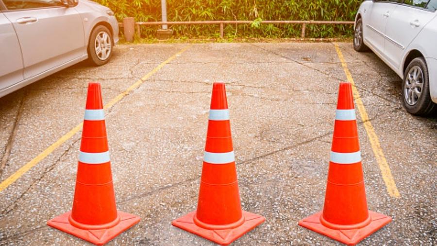 Guardar vaga de estacionamento na rua é algo extremamente proibido (Imagem: Reprodução)