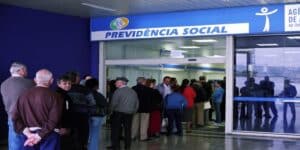 Fila de segurados na porta do INSS (imagem Reprodução Internet)