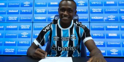Nathan Fernandes, jogador do Grêmio assinando contrato (Imagem Reprodução Internet)